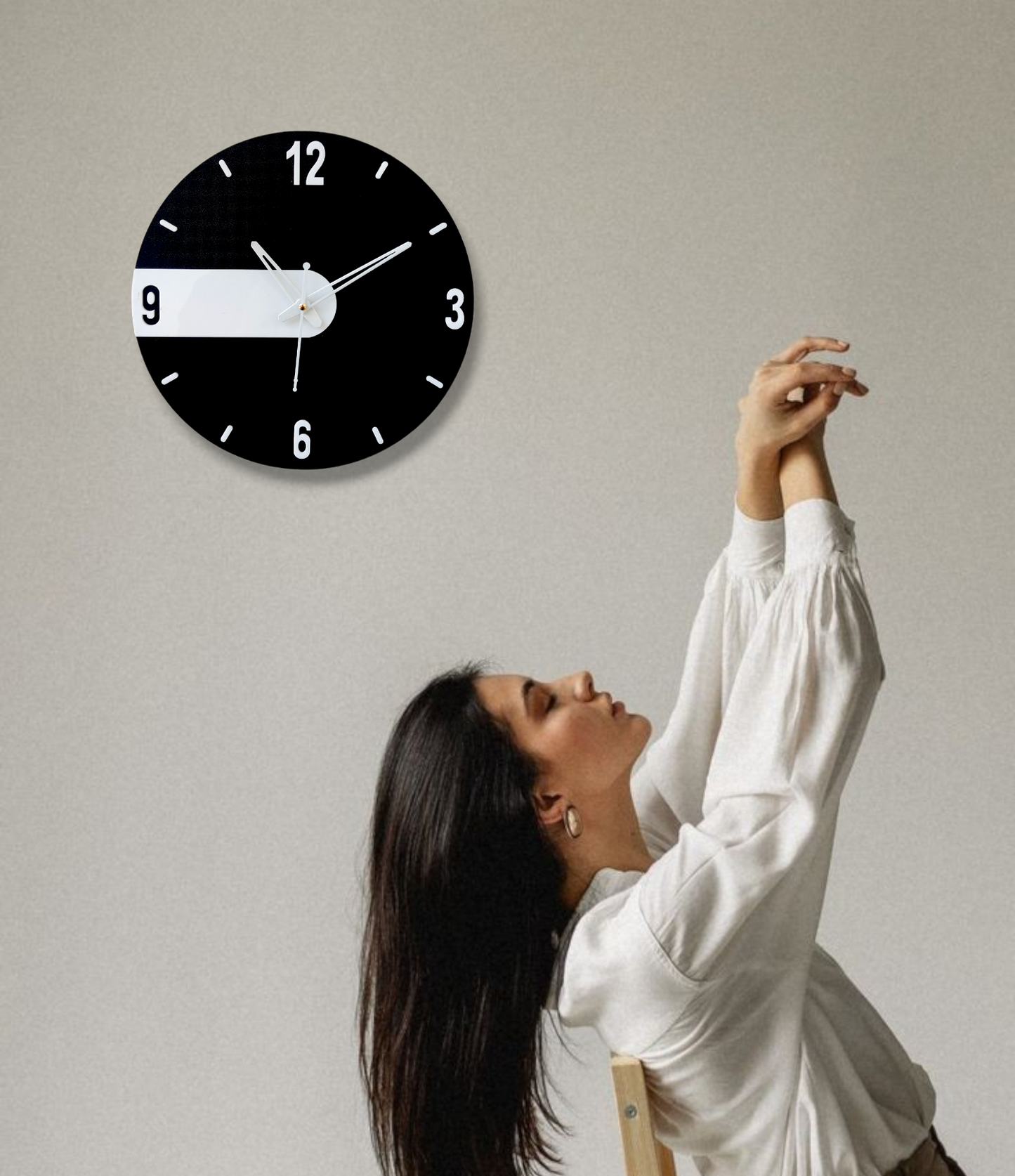 Modern Black and White Minimalist Round Wall Clock